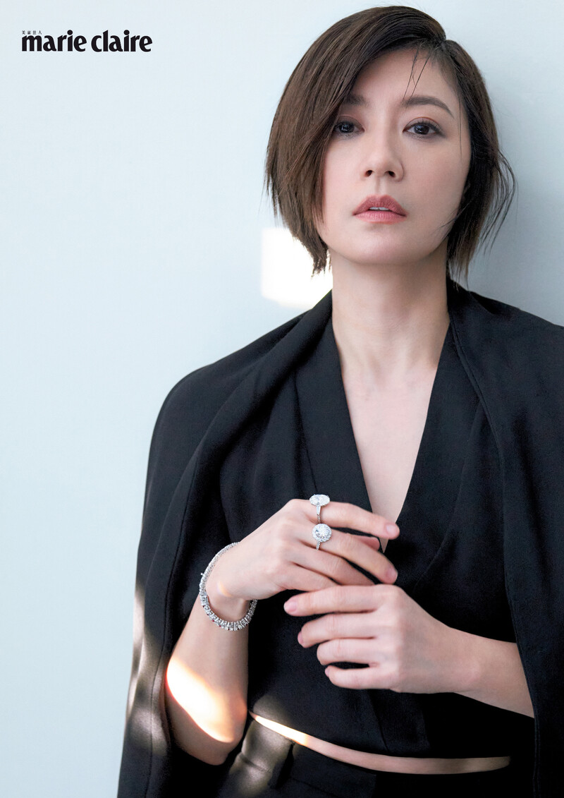 黑色雪紡綁帶上衣、雪紡罩衫、雪紡長褲,All by Loro Piana; Promise橢圓形鑽石鑲嵌戒指、Icon圓形鑽石鑲嵌戒指、圓形鑽石手鏈、祖母綠形切割鑽石和紅寶石手鏈,all by Graff。 黑色雪紡綁帶上衣、雪紡罩衫、雪紡長褲,All by Loro Piana; Promise橢圓形鑽石鑲嵌戒指、Icon圓形鑽石鑲嵌戒指、圓形鑽石手鏈、祖母綠形切割鑽石和紅寶石手鏈,all by Graff。