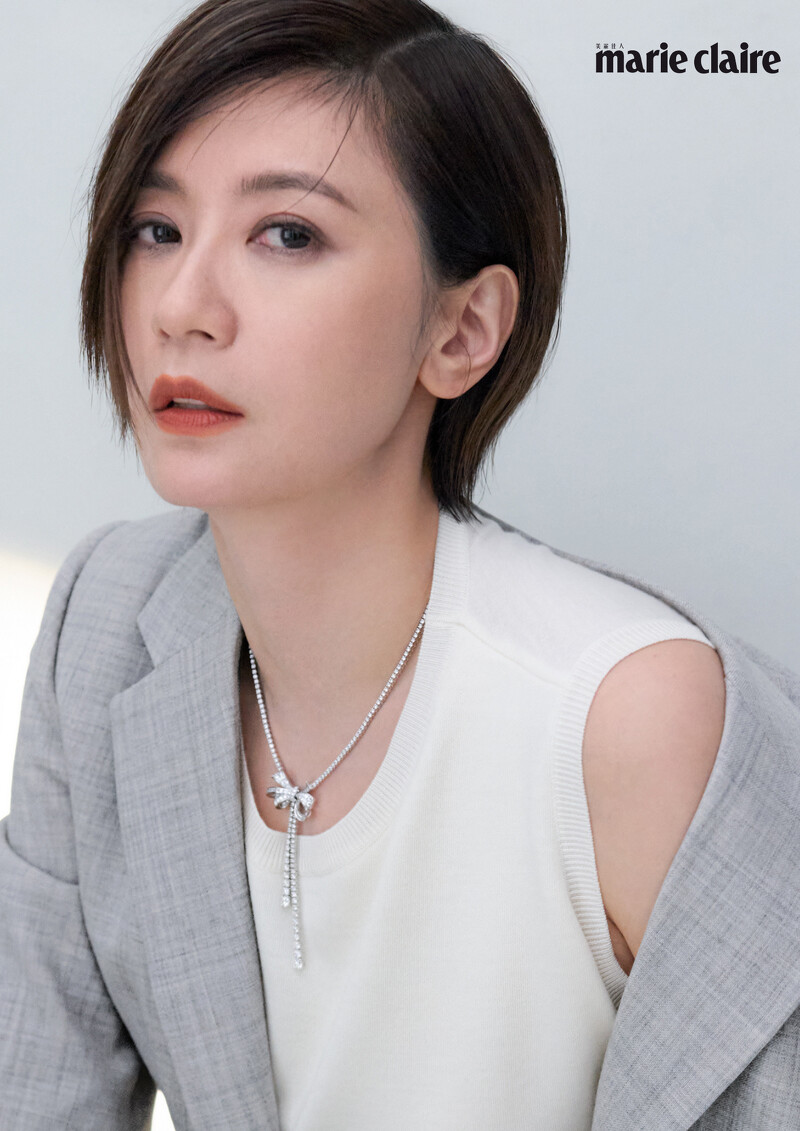 灰色西裝外套、米白針織背心、灰色寬褲,All by Loewe; Tilda's Bow系列多形切割鑽石項鏈,Graff。 灰色西裝外套、米白針織背心、灰色寬褲,All by Loewe; Tilda's Bow系列多形切割鑽石項鏈,Graff。