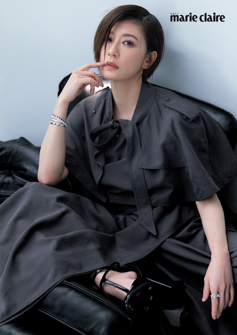 連身綁帶長洋裝,Burberry;圓形鑽石手鏈、祖母綠形切割鑽石和紅寶石手鏈、Laurence Graff Signature系列白金手鐲和鑽石白金手鐲、經典蝴蝶系列梨形和馬眼形鑽石戒指,all by Graff;漆皮細高跟鞋,Ferragamo。 連身綁帶長洋裝,Burberry;圓形鑽石手鏈、祖母綠形切割鑽石和紅寶石手鏈、Laurence Graff Signature系列白金手鐲和鑽石白金手鐲、經典蝴蝶系列梨形和馬眼形鑽石戒指,all by Graff;漆皮細高跟鞋,Ferragamo。