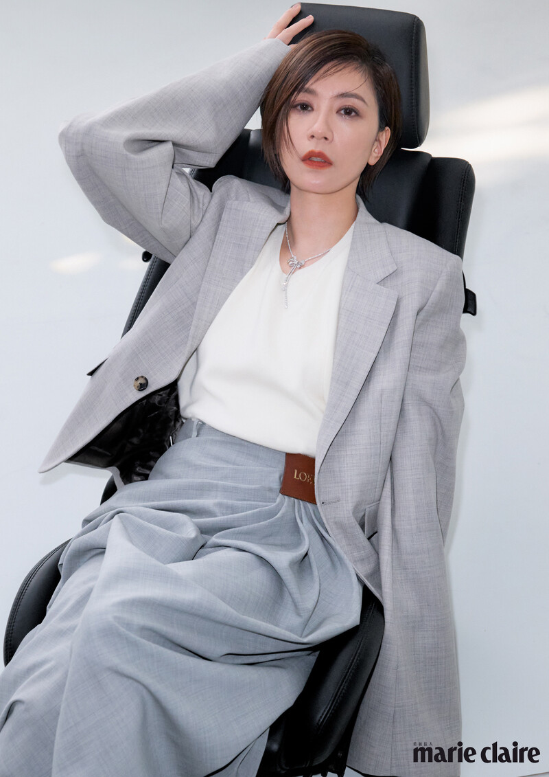 灰色西裝外套、米白針織背心、灰色寬褲,All by Loewe; Tilda's Bow系列多形切割鑽石項鏈,Graff。