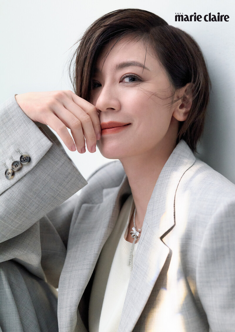 灰色西裝外套、米白針織背心、灰色寬褲,All by Loewe; Tilda's Bow系列多形切割鑽石項鏈,Graff。 灰色西裝外套、米白針織背心、灰色寬褲,All by Loewe; Tilda's Bow系列多形切割鑽石項鏈,Graff。