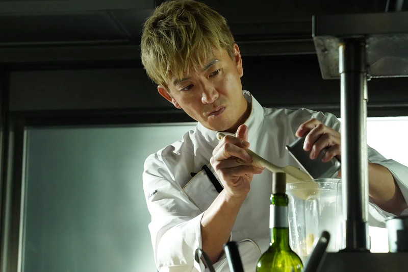木村拓哉在劇中飾演法式料理名廚「尾花夏樹」。 木村拓哉在劇中飾演法式料理名廚「尾花夏樹」。