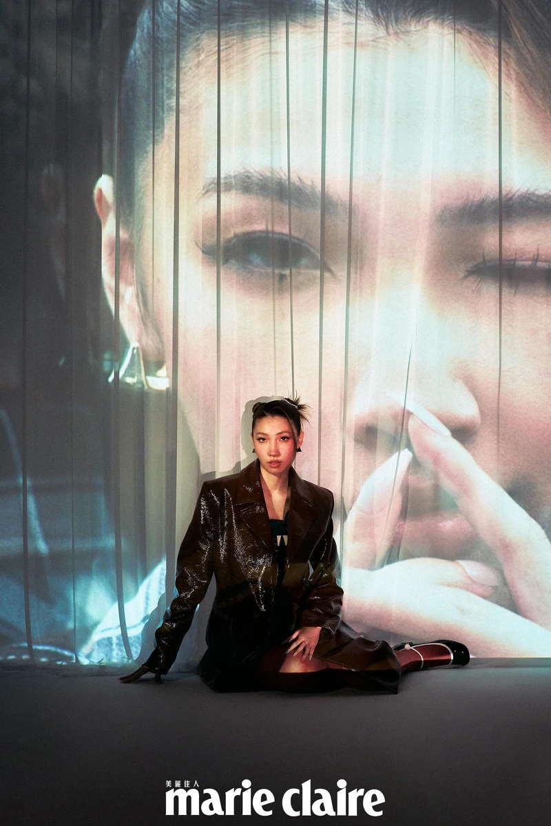 格紋羊毛連衣裙,金色飾面金字塔形圈式耳環,Both by Celine by Hedi Slimane;咖啡色長版皮夾克、撞色皮革皮鞋,Both by Miu Miu。 格紋羊毛連衣裙,金色飾面金字塔形圈式耳環,Both by Celine by Hedi Slimane;咖啡色長版皮夾克、撞色皮革皮鞋,Both by Miu Miu。