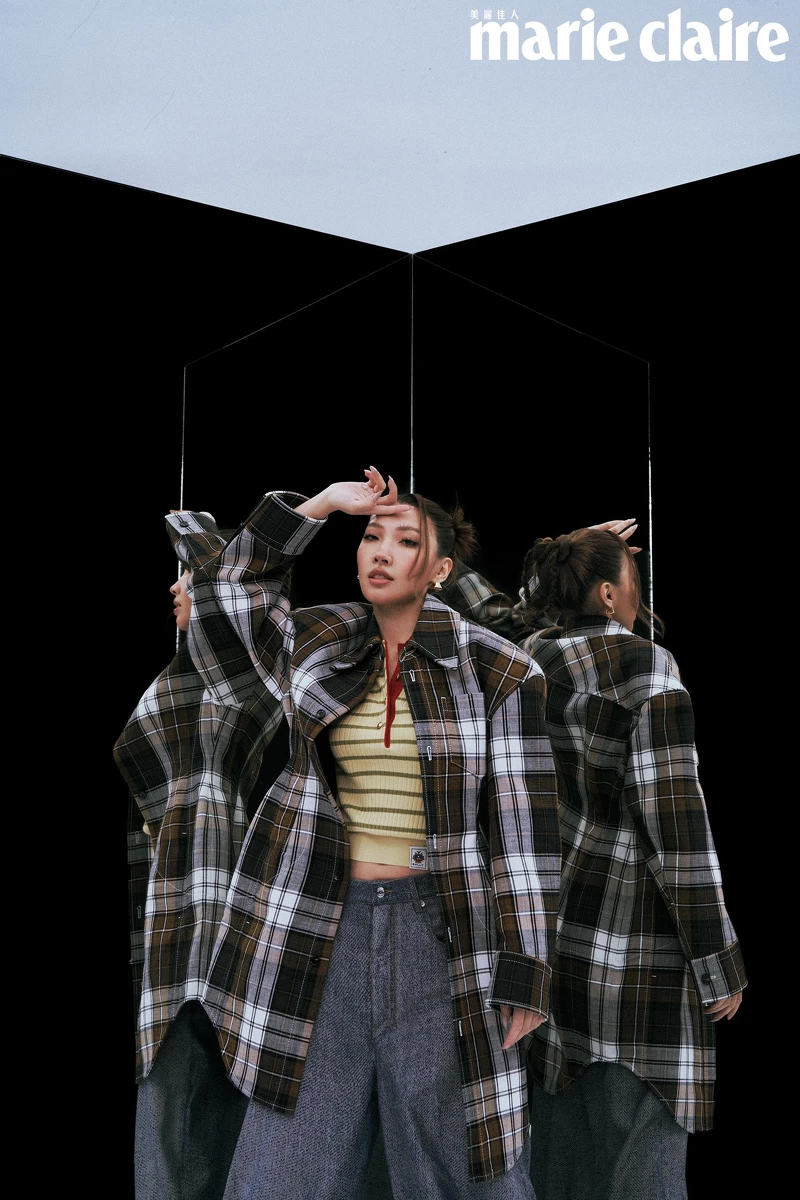 格紋造型外套、單寧刷紋羊毛長褲,both by Bottege Veneta;羊毛短袖Polo針衣,Bally。 格紋造型外套、單寧刷紋羊毛長褲,both by Bottege Veneta;羊毛短袖Polo針衣,Bally。