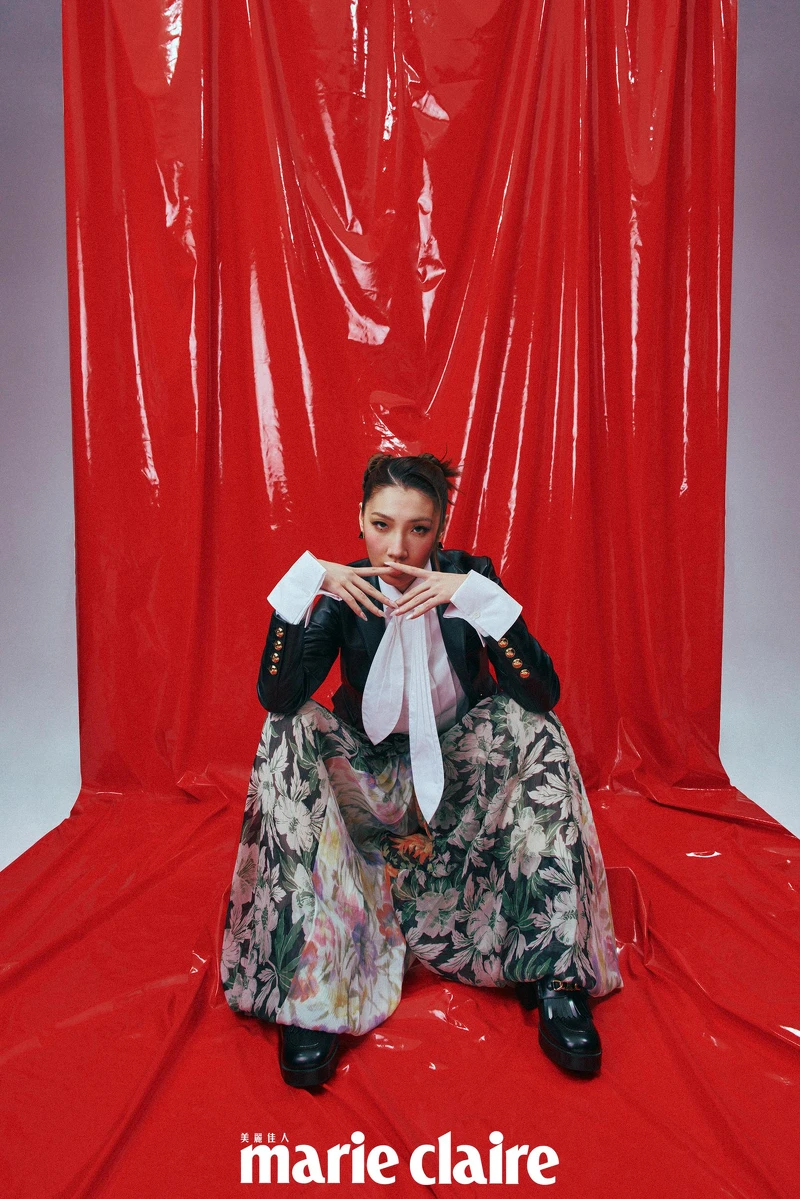 白色棉質垂墜襯衫、真絲垂墜長褲、墨鏡,All by Loewe;黑色柔軟羊皮革西裝外套、光面牛皮革樂福鞋、金色飾面金字塔形圈式耳環,All by Celine by Hedi Slimane。 白色棉質垂墜襯衫、真絲垂墜長褲、墨鏡,All by Loewe;黑色柔軟羊皮革西裝外套、光面牛皮革樂福鞋、金色飾面金字塔形圈式耳環,All by Celine by Hedi Slimane。