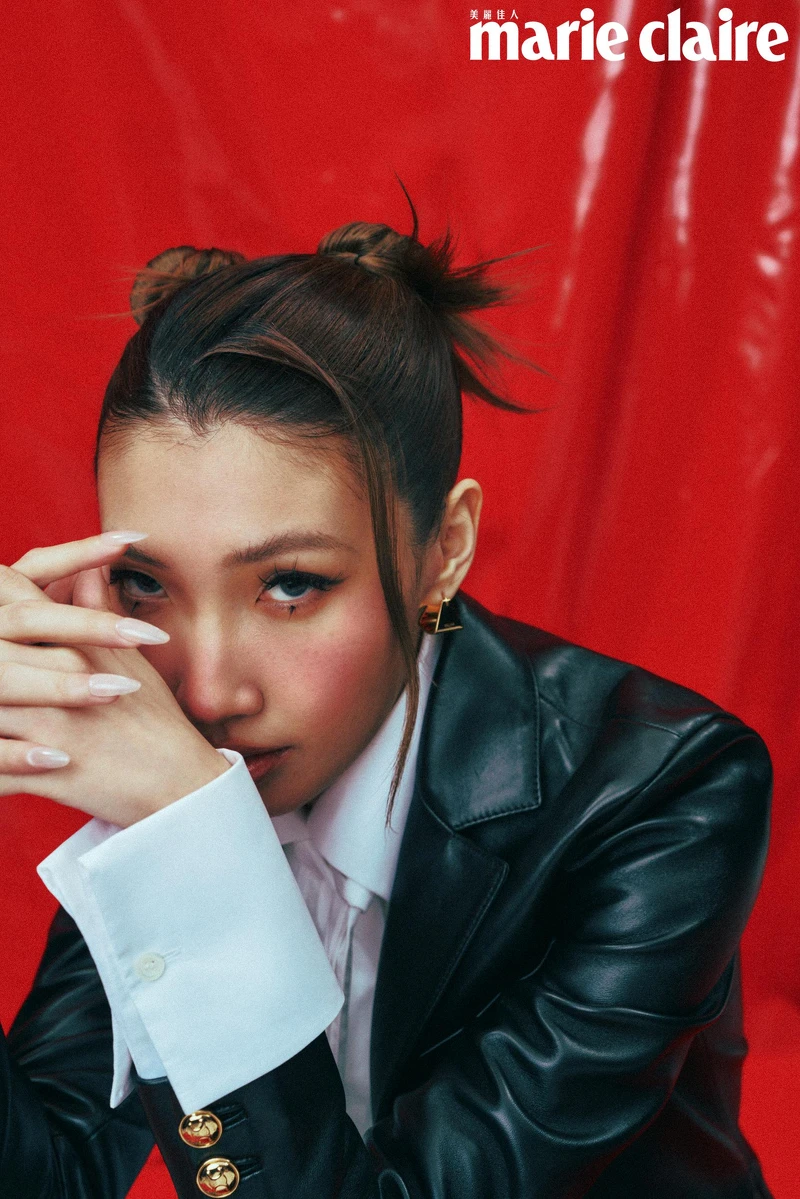 白色棉質垂墜襯衫,Loewe;黑色柔軟羊皮革西裝外套、金色飾面金字塔形圈式耳環,both by Celine by Hedi Slimane。  白色棉質垂墜襯衫,Loewe;黑色柔軟羊皮革西裝外套、金色飾面金字塔形圈式耳環,both by Celine by Hedi Slimane。