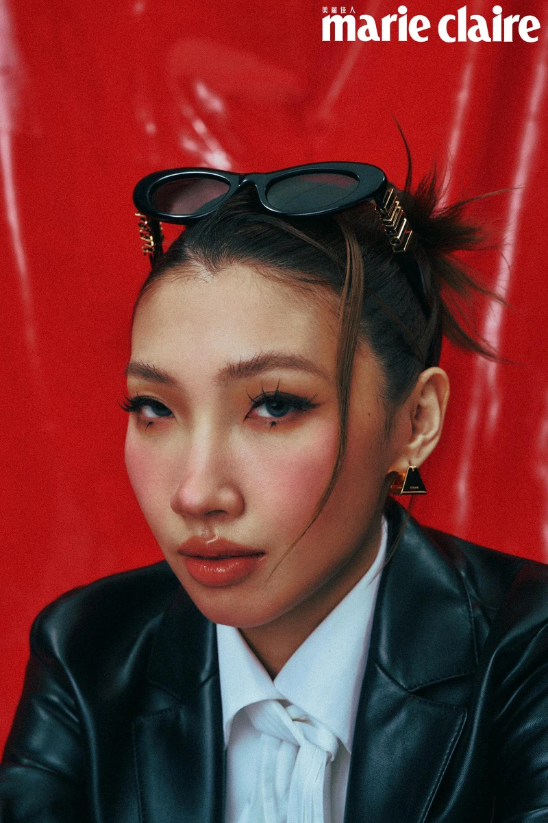 白色棉質垂墜襯衫、墨鏡,both by Loewe;黑色柔軟羊皮革西裝外套、金色飾面金字塔形圈式耳環,both by Celine by Hedi Slimane。  白色棉質垂墜襯衫、墨鏡,both by Loewe;黑色柔軟羊皮革西裝外套、金色飾面金字塔形圈式耳環,both by Celine by Hedi Slimane。