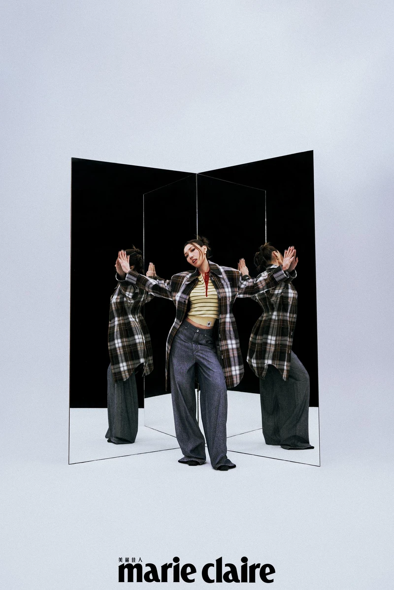 格紋造型外套、單寧刷紋羊毛長褲、皮革休閒鞋,all by Bottege Veneta;羊毛短袖Polo針衣,Bally。 格紋造型外套、單寧刷紋羊毛長褲、皮革休閒鞋,all by Bottege Veneta;羊毛短袖Polo針衣,Bally。