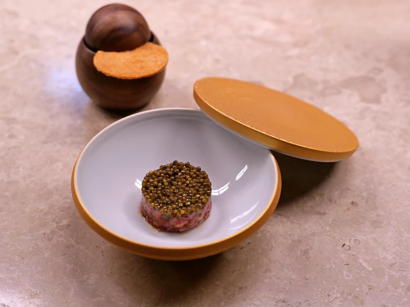 團隊特別選擇能夠與料理呼應的器皿,甚至在器皿上桌後的溫度上也細心調整。 團隊特別選擇能夠與料理呼應的器皿,甚至在器皿上桌後的溫度上也細心調整。