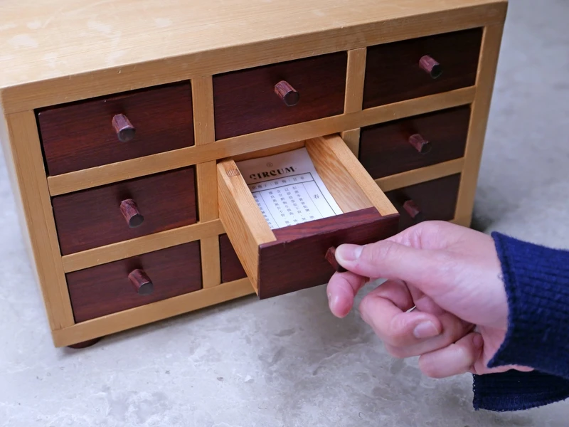 享用甜點前,要先抽取籤詩。 享用甜點前,要先抽取籤詩。