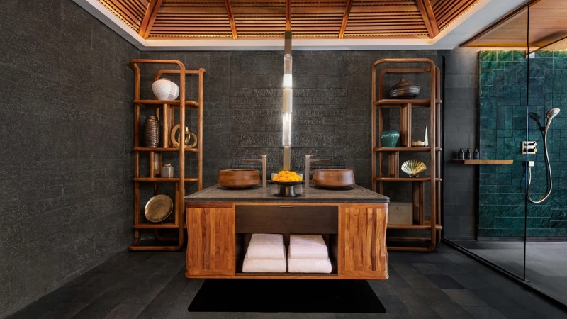 柚木浴缸、雨林淋浴帶來濃厚的島嶼熱帶風情。 柚木浴缸、雨林淋浴帶來濃厚的島嶼熱帶風情。