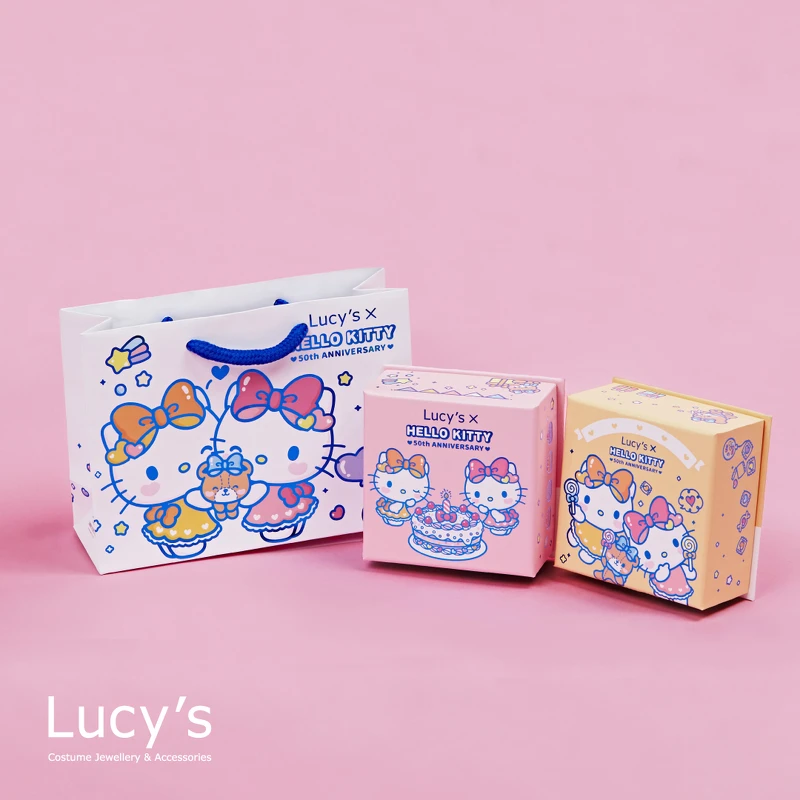 Lucy's x Hello Kitty 限量聯名 50週年Our Birthday 禮盒(二色隨機) Lucy's x Hello Kitty 限量聯名 50週年Our Birthday 禮盒(二色隨機)