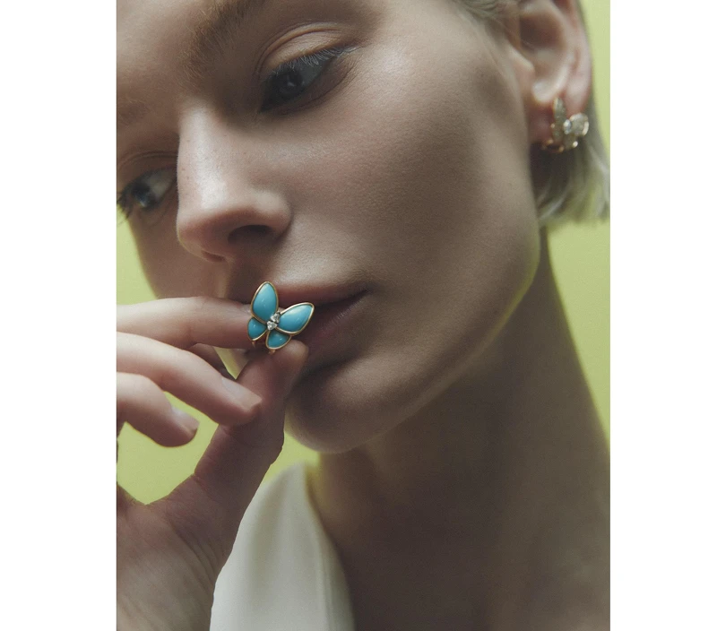 Two Butterfly 系列18K 黃金鑲嵌綠松石與鑽石耳環,Van Cleef & Arpels。白色造型連身洋裝,Ferragamo。 Two Butterfly 系列18K 黃金鑲嵌綠松石與鑽石耳環,Van Cleef & Arpels。白色造型連身洋裝,Ferragamo。