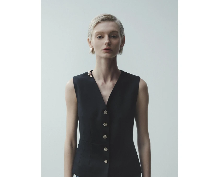 Lucky Spring 系列18K 玫瑰金鑲嵌珍珠母貝耳環, 18K 玫瑰金鑲嵌珍珠母貝、 紅玉髓及縞瑪瑙胸針, both by Van Cleef & Arpels。 羊毛針織背心夾克,Maje。 Lucky Spring 系列18K 玫瑰金鑲嵌珍珠母貝耳環, 18K 玫瑰金鑲嵌珍珠母貝、 紅玉髓及縞瑪瑙胸針, both by Van Cleef & Arpels。 羊毛針織背心夾克,Maje。