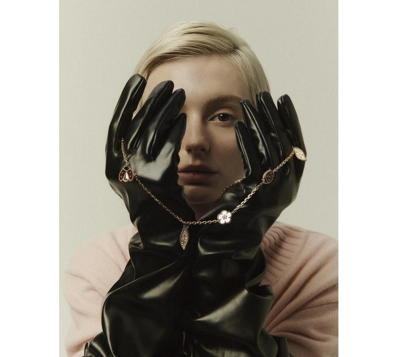 Lucky Spring 系列18K 玫瑰金鑲嵌珍珠母貝、 紅玉髓及縞瑪瑙長項鍊(15枚墜飾), Van Cleef & Arpels。 粉色羊毛和羊絨高領毛衣,Maje。  Lucky Spring 系列18K 玫瑰金鑲嵌珍珠母貝、 紅玉髓及縞瑪瑙長項鍊(15枚墜飾), Van Cleef & Arpels。 粉色羊毛和羊絨高領毛衣,Maje。