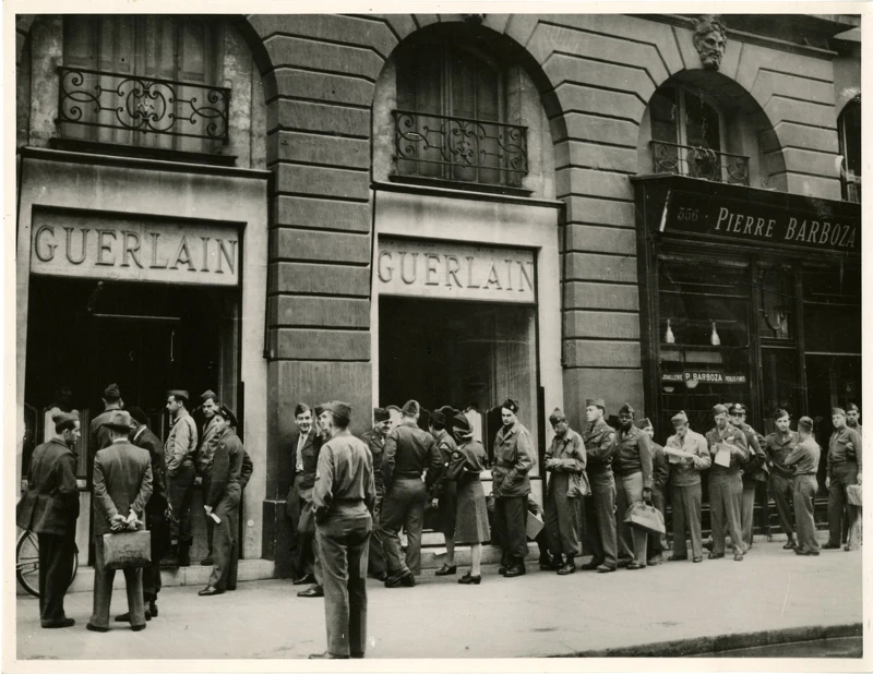 1945年第二次世界大戰歐陸戰場結束後，法國解放，美國大兵們在巴黎的嬌蘭精品店前排起長長的隊伍，希望能將代表「法國風情」的SHALIMAR帶回美國，成為他們的巴黎紀念品。