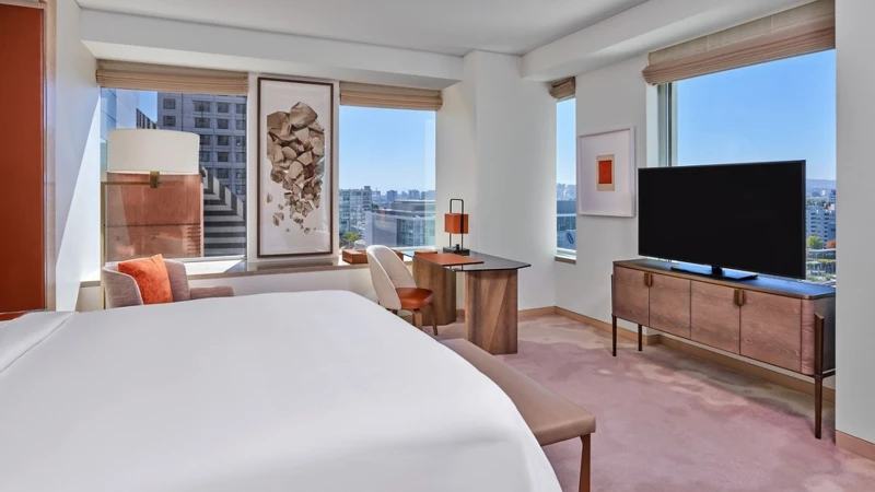 SOMA 區的「聖瑞吉酒店(St. Regis)」就在現代藝術博物館旁邊。 SOMA 區的「聖瑞吉酒店(St. Regis)」就在現代藝術博物館旁邊。