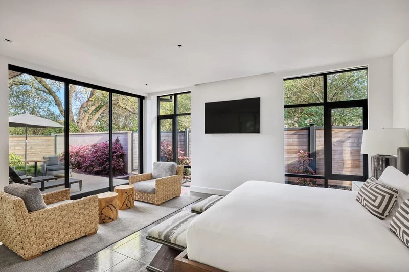 套房設有浴缸、戶外淋浴與私人露台。 套房設有浴缸、戶外淋浴與私人露台。