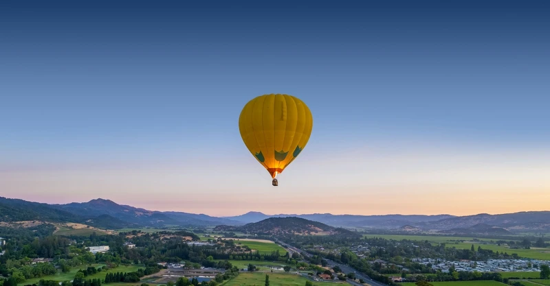 搭乘熱氣球俯瞰納帕谷相當受到歡迎。 搭乘熱氣球俯瞰納帕谷相當受到歡迎。