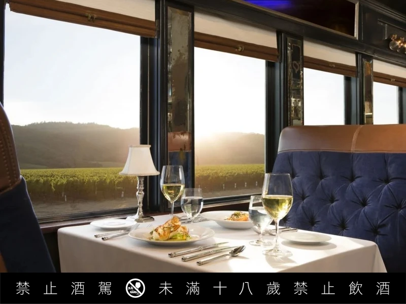 搭乘「納帕谷酒鄉列車」也是一種遊覽的方式。 搭乘「納帕谷酒鄉列車」也是一種遊覽的方式。