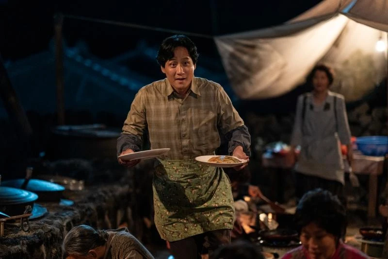 《苦盡柑來遇見你》朴海俊飾演中年寬植 ©Netflix 《苦盡柑來遇見你》朴海俊飾演中年寬植 ©Netflix