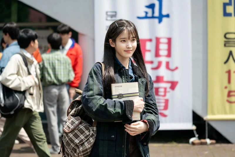 《苦盡柑來遇見你》IU分飾兩角 圖為愛純之女 金明©Netflix 《苦盡柑來遇見你》IU分飾兩角 圖為愛純之女 金明©Netflix