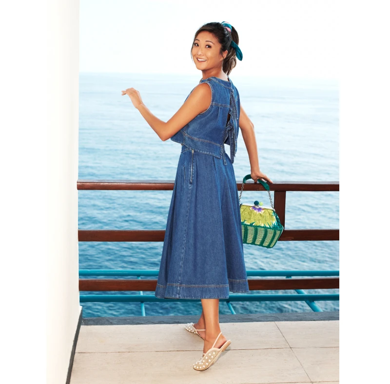 蝴蝶結綴飾牛仔背心 $10,500、復古打摺牛仔圓裙 $15,400、野餐籃造型點心包 $ 價格未定  蝴蝶結綴飾牛仔背心 $10,500、復古打摺牛仔圓裙 $15,400、野餐籃造型點心包 $ 價格未定