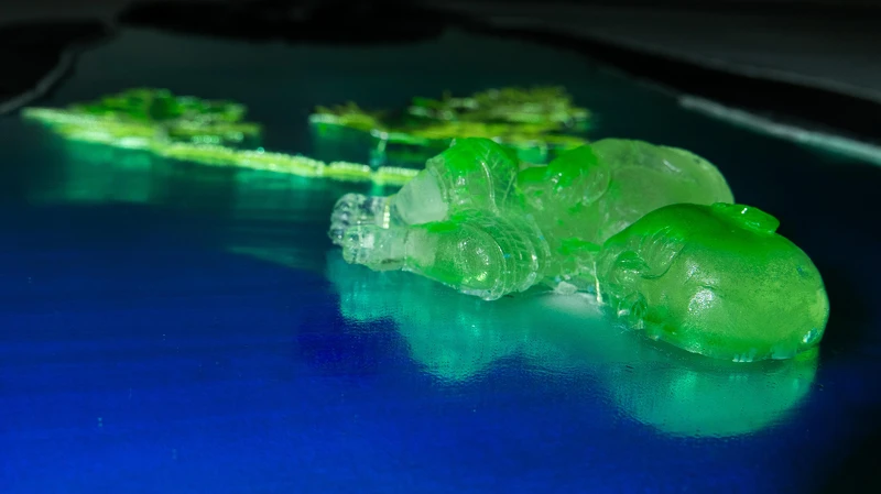 《水之裙的剪影》 Silhouette with a Dress of Water , 2024 手工刺繡、聚碳酸酯、鋁、環氧樹脂、顏料、玻璃珠、薄紗、塑料、防紫外線噴霧｜安卓藝術提供