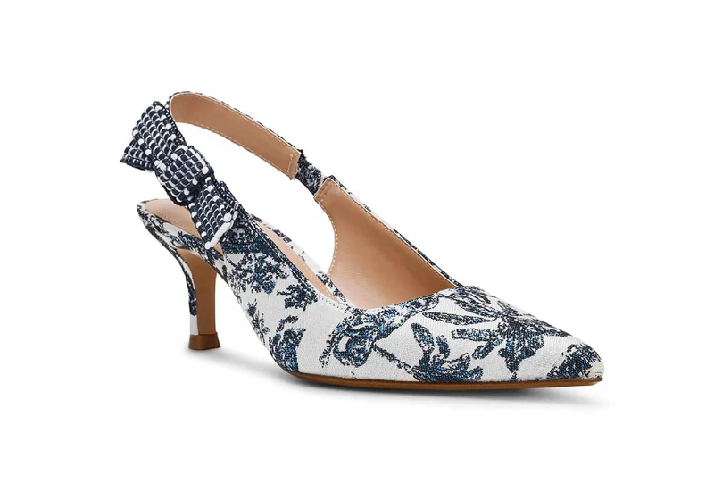 台中大遠百STEVE MADDEN帶來極具設計感的ENSEMBLE青花瓷蝴蝶結涼跟鞋,限量15雙,獨家價2,680元。 台中大遠百STEVE MADDEN帶來極具設計感的ENSEMBLE青花瓷蝴蝶結涼跟鞋,限量15雙,獨家價2,680元。