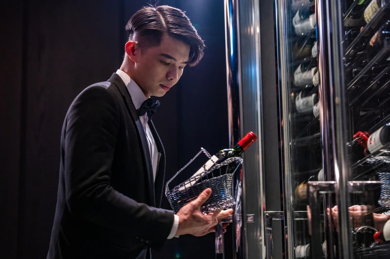 張傑是國賓飯店重點培育的侍酒師，並定期前往日本東京皇宮酒店觀摩與進修，為2028年即將開幕的的「台北國賓皇宮酒店」做好準備。