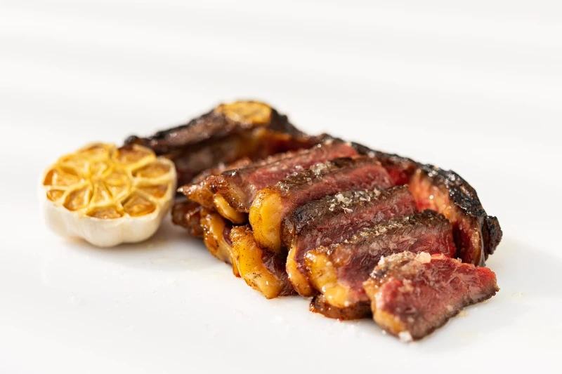 「A CUT」引進了來自澳洲銅樹農場的獨家熟齡荷斯登老乳牛。