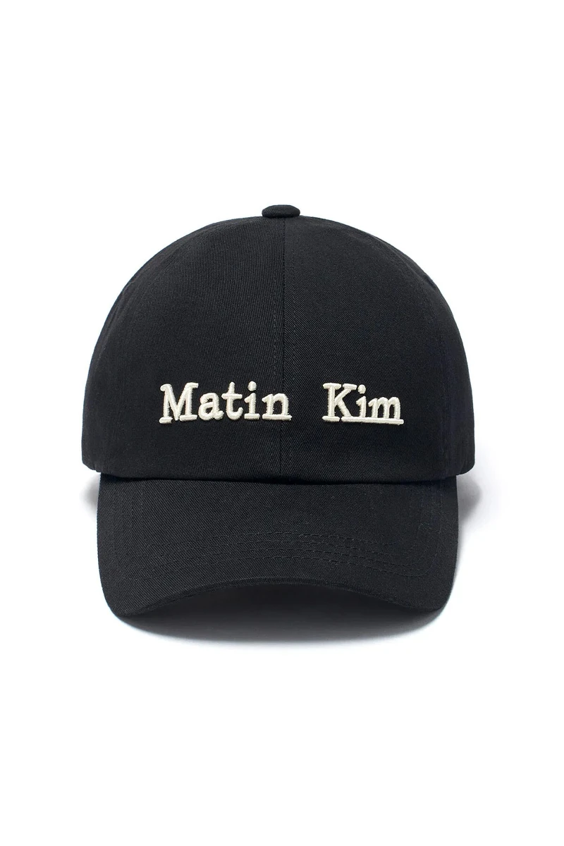 MATIN KIM 立體LOGO刺繡棒球帽,NT1,690。 MATIN KIM 立體LOGO刺繡棒球帽,NT1,690。