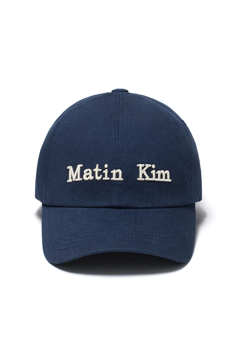 MATIN KIM 立體LOGO刺繡棒球帽,NT1,690。 MATIN KIM 立體LOGO刺繡棒球帽,NT1,690。