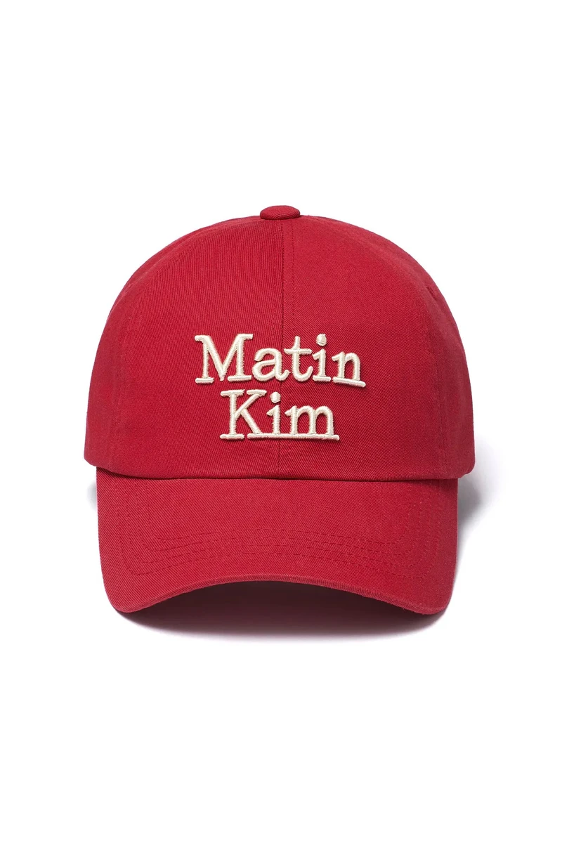 MATIN KIM 立體LOGO刺繡棒球帽,NT1,690。 MATIN KIM 立體LOGO刺繡棒球帽,NT1,690。