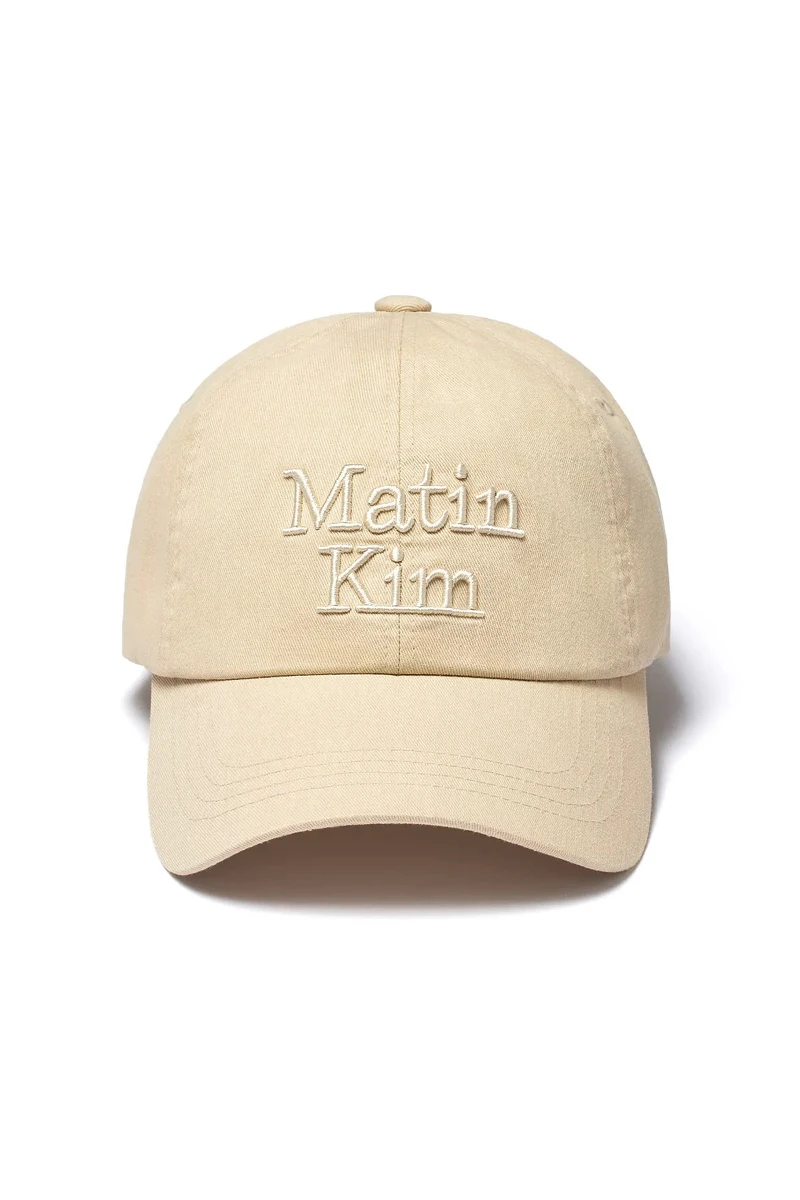 MATIN KIM 立體LOGO刺繡棒球帽,NT1,690。 MATIN KIM 立體LOGO刺繡棒球帽,NT1,690。
