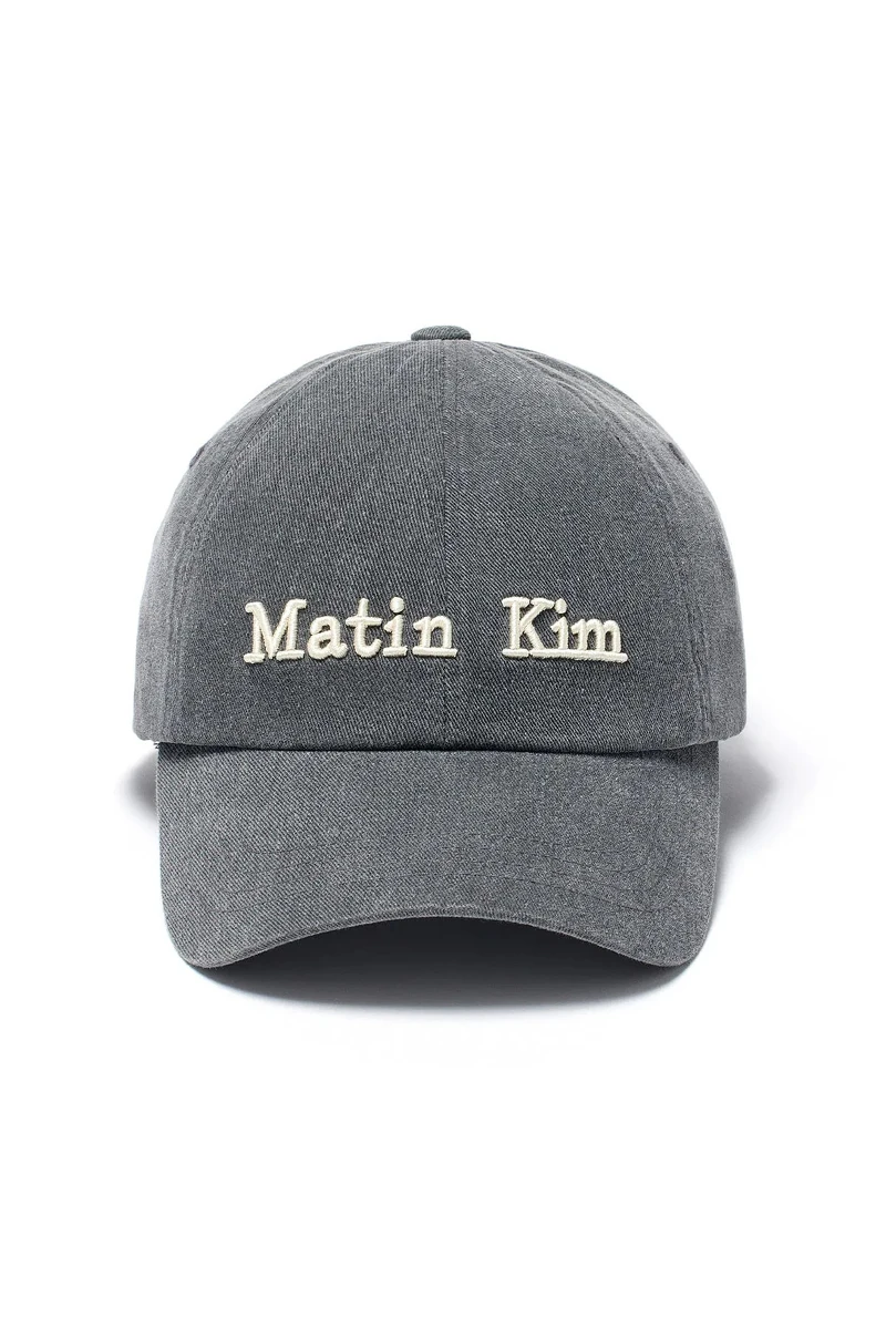 MATIN KIM 立體LOGO刺繡棒球帽,NT1,690。 MATIN KIM 立體LOGO刺繡棒球帽,NT1,690。