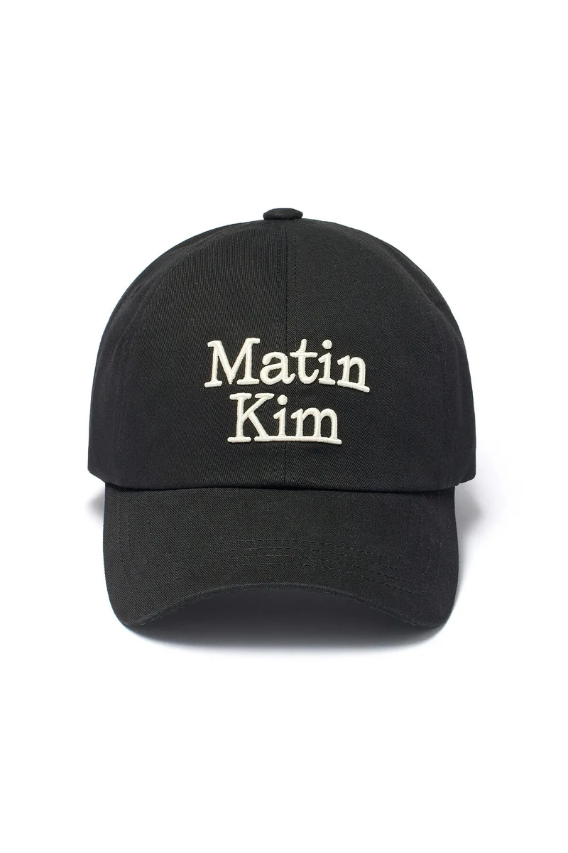 MATIN KIM 立體LOGO刺繡棒球帽,NT1,690。 MATIN KIM 立體LOGO刺繡棒球帽,NT1,690。