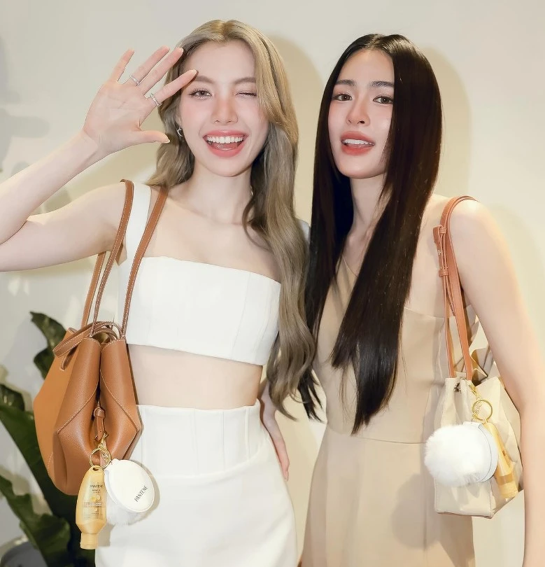 鄺玲玲與《我們的秘密》搭檔Orm（Kornnaphat Sethratanapong）一同受邀現身巴黎時裝周Dior秀場。