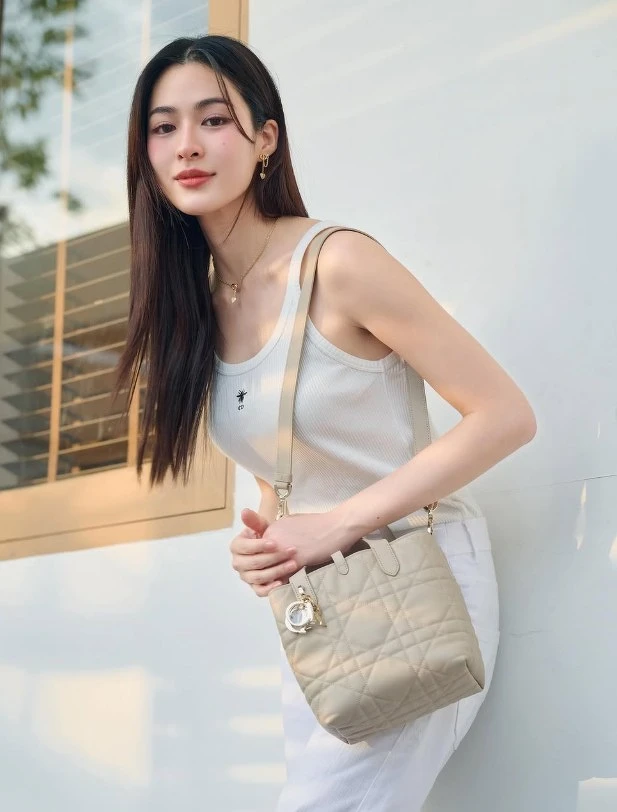 泰國新生代女星鄺玲玲五官立體標誌，深受粉絲喜愛。