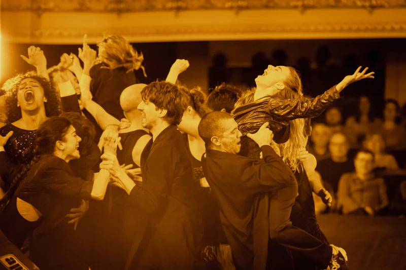 《自由大教堂》是一場震撼心靈的舞蹈盛宴,26位舞者以身體訴說著人類最深層的渴望與掙扎。(©simon-gosselin,臺北表演藝術中心提供) 《自由大教堂》是一場震撼心靈的舞蹈盛宴,26位舞者以身體訴說著人類最深層的渴望與掙扎。(©simon-gosselin,臺北表演藝術中心提供)