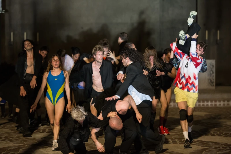 《自由大教堂》26位舞者在夏瑪茲打造的神聖空間裡,用身體書寫著一幅幅關於生命、自由和信仰的詩篇。(©Evangelos Rodoulis,臺北表演藝術中心提供) 《自由大教堂》26位舞者在夏瑪茲打造的神聖空間裡,用身體書寫著一幅幅關於生命、自由和信仰的詩篇。(©Evangelos Rodoulis,臺北表演藝術中心提供)