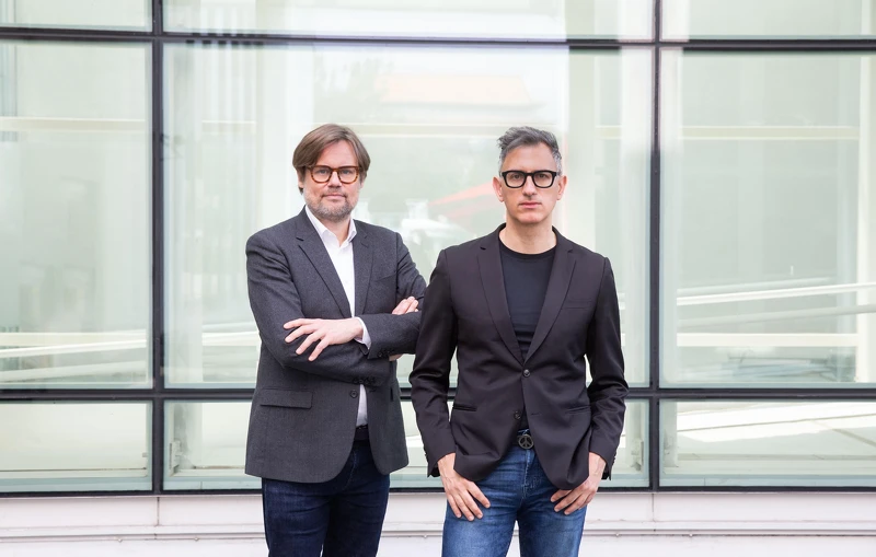 2025 台北雙年展策展人山姆.巴塔維爾(右)和 提爾.法爾拉特(左)。圖片由臺北市立美術館 提供。