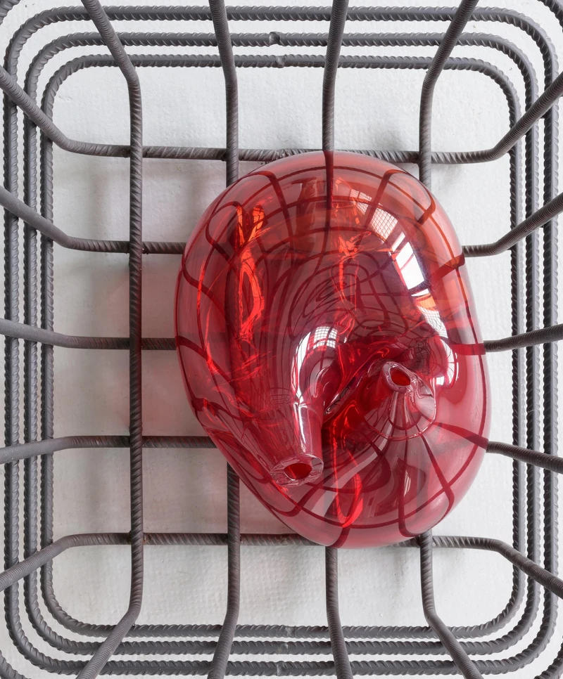 莫娜・哈透姆,《小室》(局部),2012- 2013,低碳鋼、手工吹製玻璃,共八件,170 公分,寬度與深度不定。圖像由藝術家提供。 攝影:Florian Kleinefenn 藝術家版權所有 巴黎 Chantal Crousel 藝廊提供