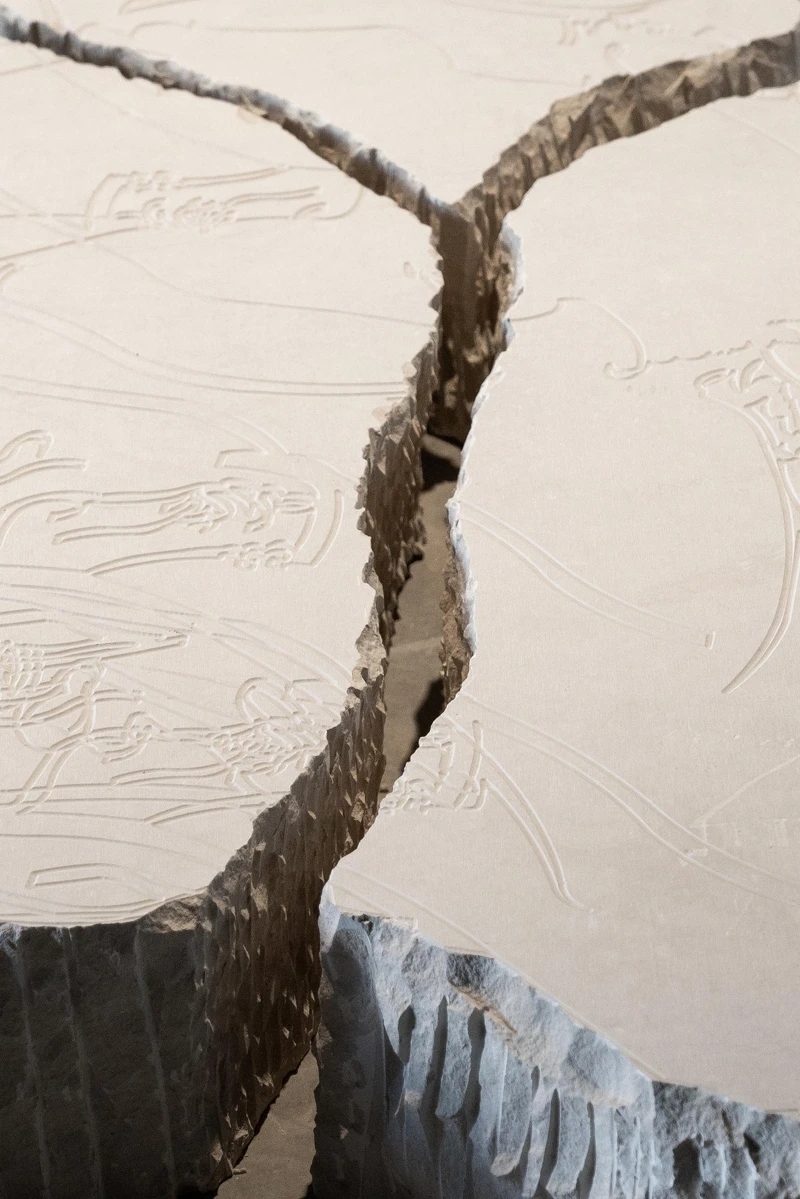 莫尼亞・班・哈穆達,《Ya'aburnee (يقبرني) - ( 未譯碎片 I)》,2025,塔拉大理石,106 × 85 × 15 公分。圖像由藝術家提供。