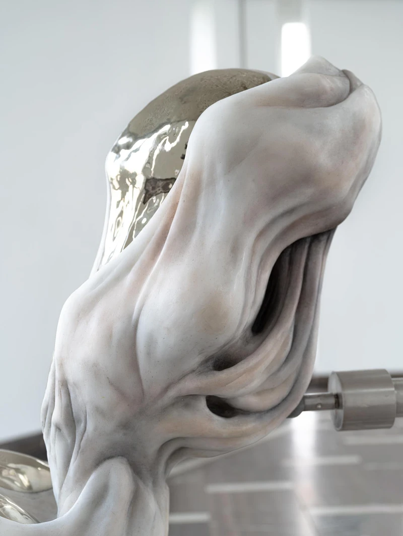 伊凡娜・巴希奇，《氣動激情》，2020-2024，客製鑄造與熱彎玻璃、不鏽鋼、粉紅雪花石膏、吹製玻璃、氣息、氣動鎚、壓力、客製賽車排氣歧管、客製電路、麥克風、混音器、揚聲器、空氣壓縮機、蠟、白色雪花石膏、青銅、油畫顏料。圖像由藝術家提供。