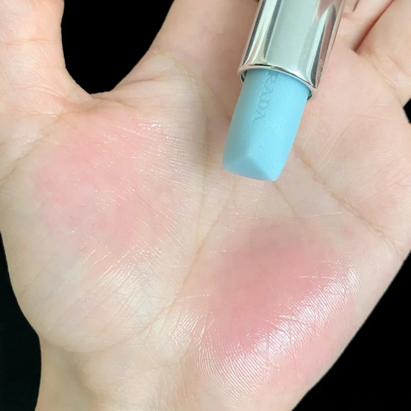 PRADA Beauty經典潤唇膏#U001莫測藍手部試色(Photo/小紅書@深白色)。