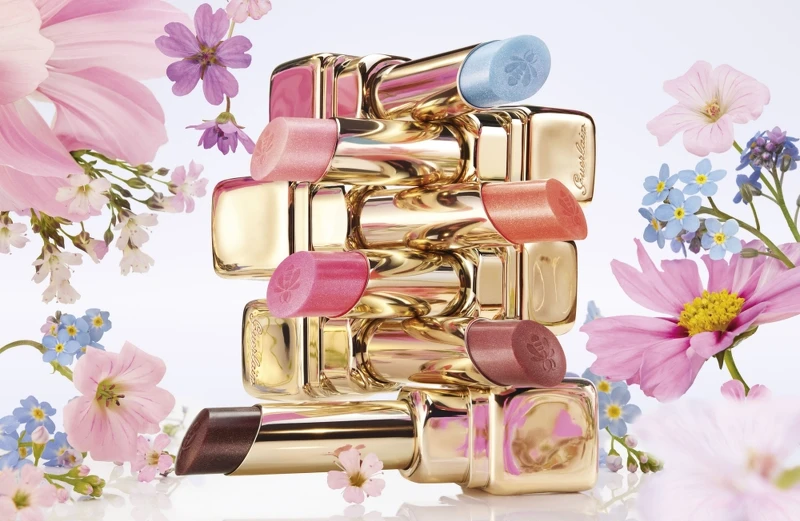 嬌蘭KISSKISS法式之吻波光蜜糖護唇膏情境圖。