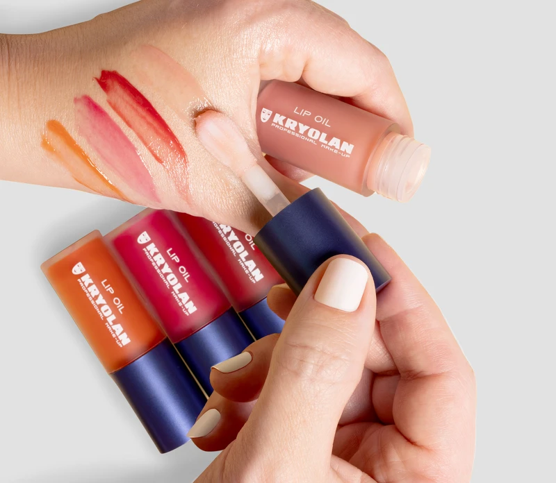 歌劇魅影水漾晶潤唇油手部試色，以左至右為#澄橘陽光色、#霓虹派對色、#紅寶石之吻、#戀戀粉紅色。