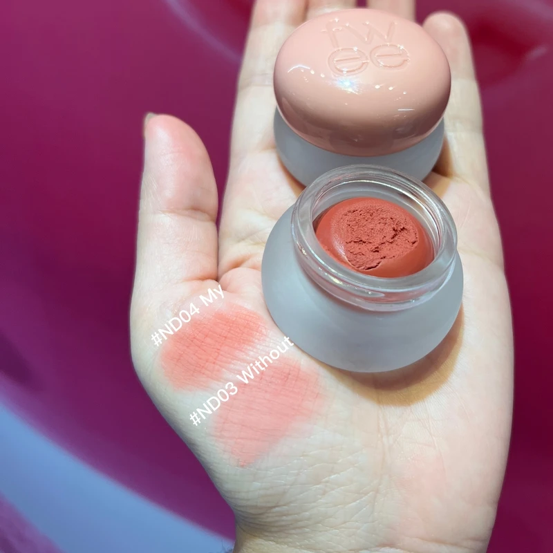 fwee唇頰兩用布丁膏#ND03 Without、#ND04 My手部試色。皆為NT660 fwee唇頰兩用布丁膏#ND03 Without、#ND04 My手部試色。皆為NT660