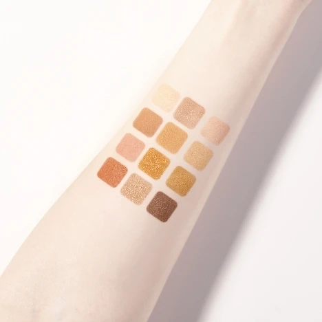 1028收藏家限量眼彩盤(#巴洛克金)手部試色。